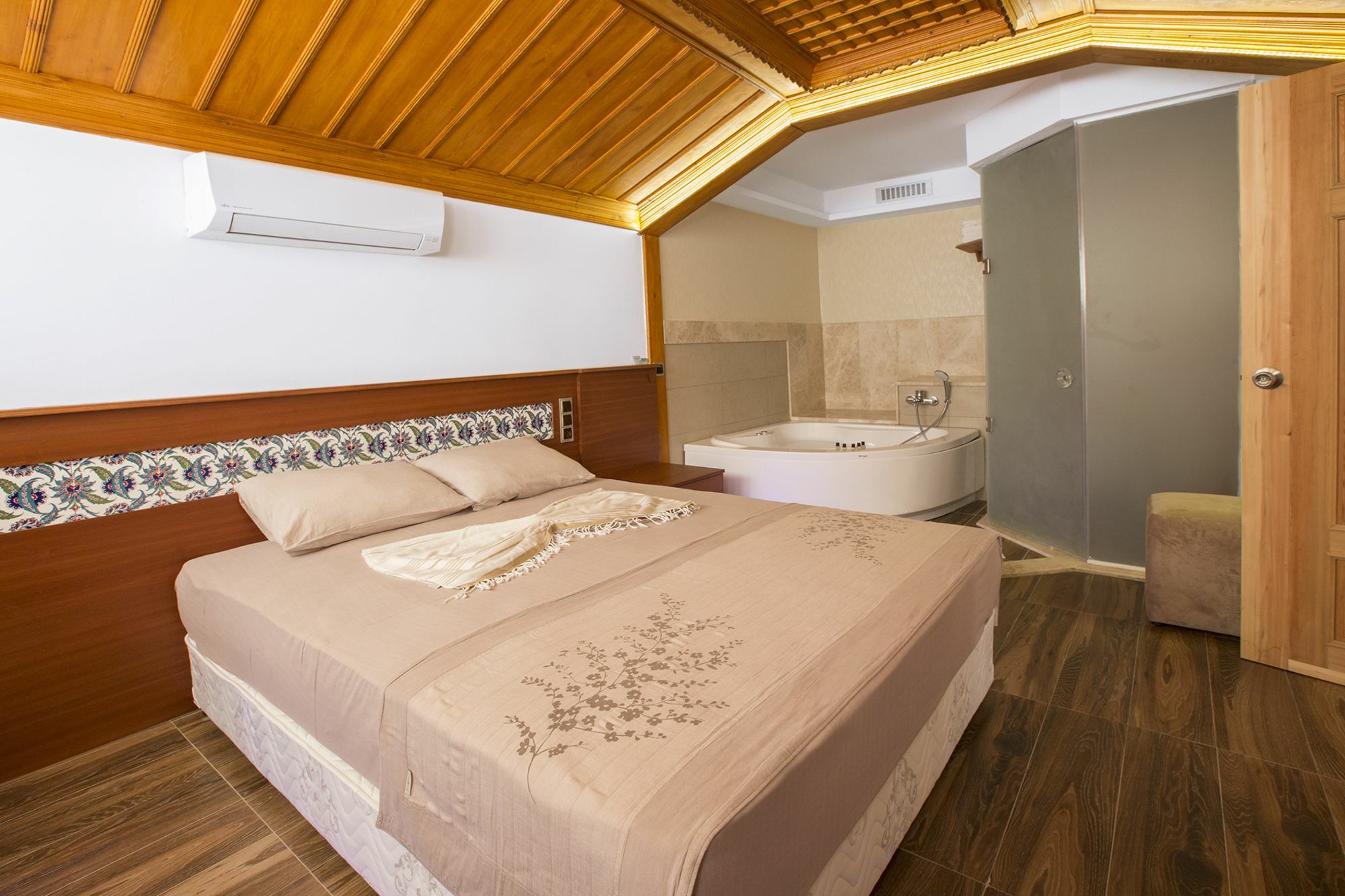 אקיאקה Hotel Azmakhan מראה חיצוני תמונה