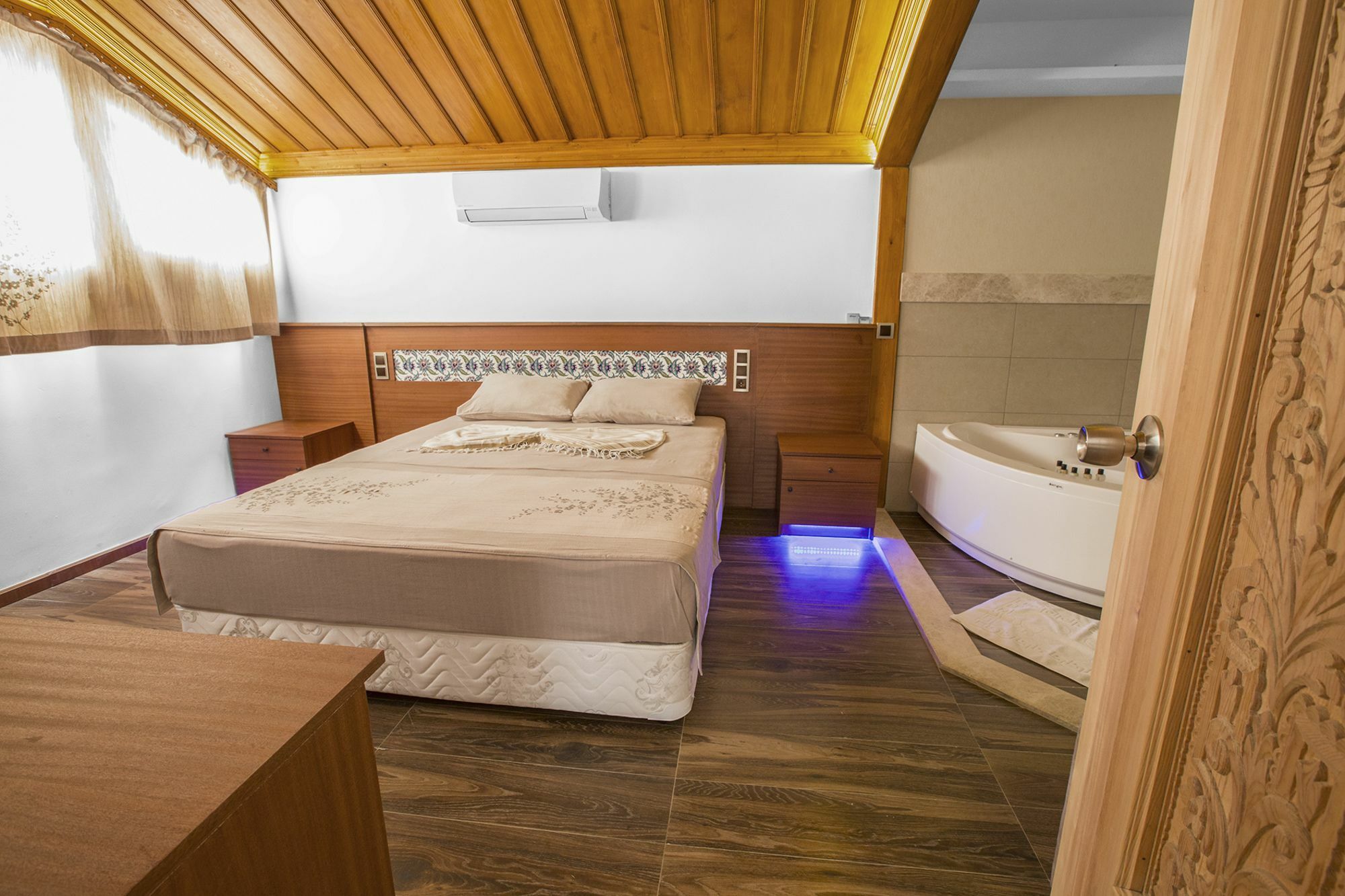 אקיאקה Hotel Azmakhan מראה חיצוני תמונה